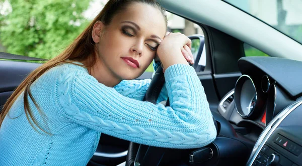 Ung kvinna som sover i en bil — Stockfoto