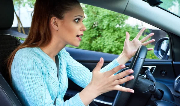 Irriterad kvinna kör bil — Stockfoto