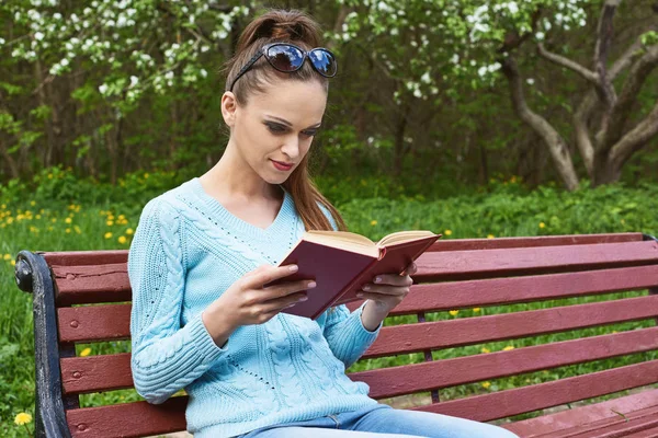 Bella donna che legge un libro nel parco — Foto Stock