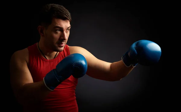 Homem boxe no fundo preto — Fotografia de Stock