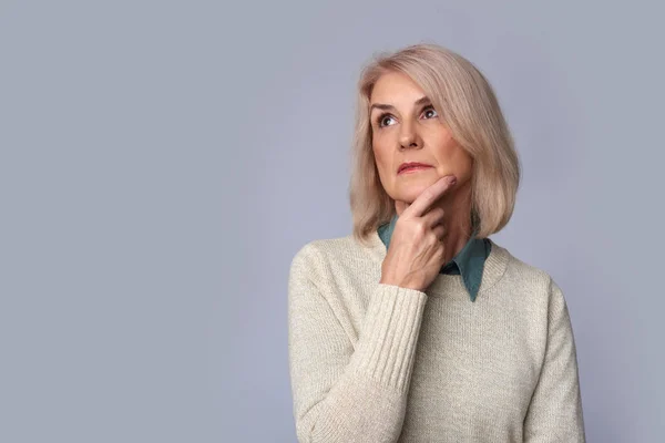 Old woman looking up to copy space — Stock Photo, Image