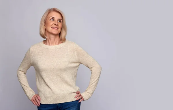 Selbstbewusste, lässige alte Frau, die wegschaut. isoliert — Stockfoto