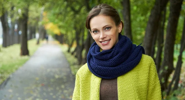 Sorridente bella donna nel parco — Foto Stock