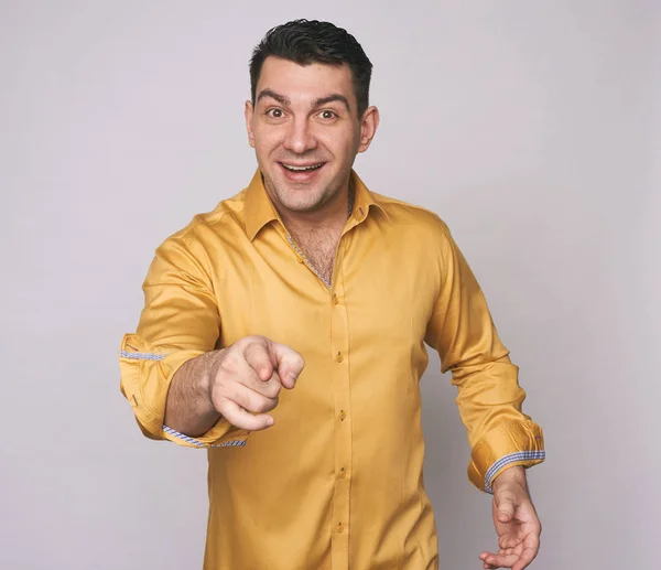 Homem sorrindo apontando para você — Fotografia de Stock