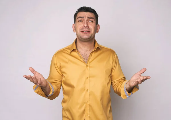 Hombre frustrado en camisa amarilla aislado —  Fotos de Stock