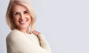 Gülümseyen yaşlı kadın. Anti aging kavramı