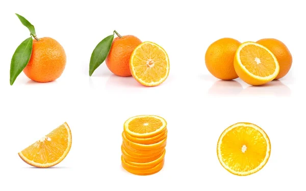 Bütün ve dilimlenmiş turuncu meyveler izole. — Stok fotoğraf