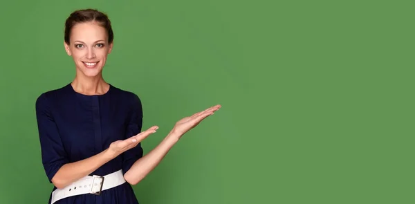 Mujer casual feliz apuntando al espacio de copia. Aislado — Foto de Stock