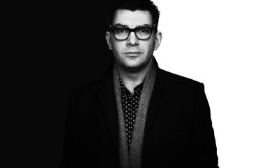 Siyah ve beyaz fotoğraf yakışıklı işadamı