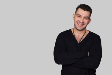 çapraz kollar ile gülümseyen yakışıklı adam