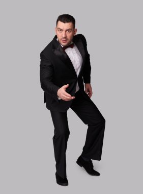 Siyah takım elbiseli adam.