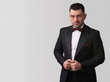 yakışıklı adam giyen smokin