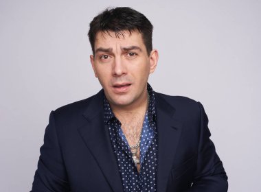 Casual yakışıklı adam giyen takım elbise