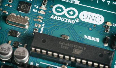 Moskova, Rusya - 21 Aralık 2017: Arduino Uno kurulu