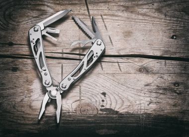 stanless çelik multitool ahşap arka plan üzerinde