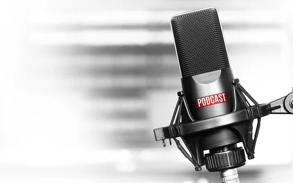 Microfone profissional com ícone de podcast — Fotografia de Stock