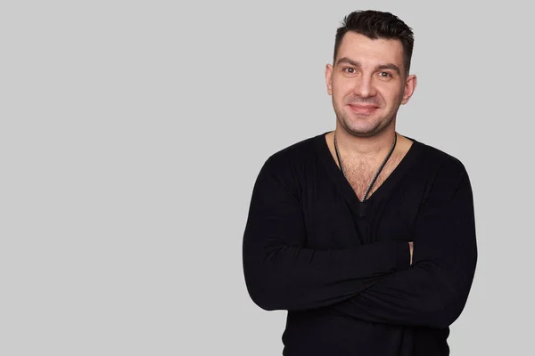 Casual jovem bonito homem sorrindo — Fotografia de Stock