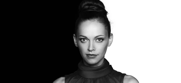 Schwarzweiß-Modeporträt der schönen Frau — Stockfoto