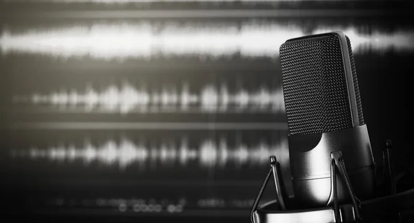 Microfone num estúdio de gravação — Fotografia de Stock