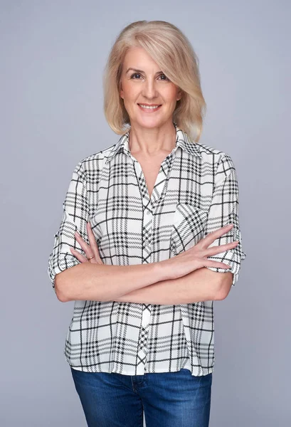 Retrato de bela velha mulher sorrindo — Fotografia de Stock