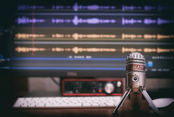 Micrófono con un icono de podcast — Foto de Stock