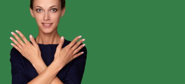 Temiz mükemmel cilt ve tırnak olan güzel kadın