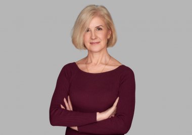 Kendine güvenen güzel yaşlı kadın gülümsüyor