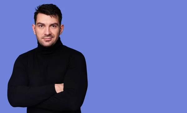 Homem bonito jovem confiante em suéter de gola alta — Fotografia de Stock