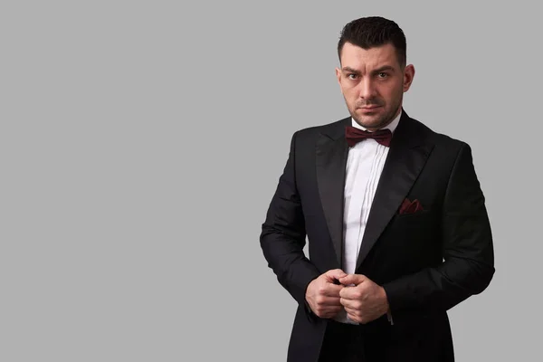 Homem bonito em terno preto, smoking — Fotografia de Stock