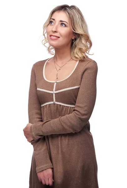 Leende blond kvinna i casual brun klänning — Stockfoto