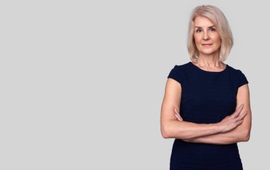 Gülümseyen yaşlı kadın