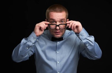 raslantı gözlük takıyor şaşırmış adam dresssed