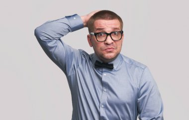 İnek çizikler kafasını üzgün. İzole