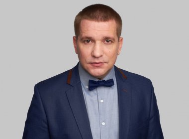 Mavi takım elbise ve kravat yakışıklı adam