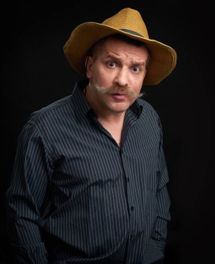 gömlek ve şapka giyen bıyıklı komik adam