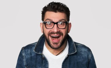 Mutlu neşeli hipster adam gülümsüyor