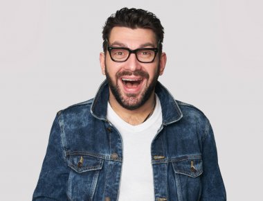 Mutlu adam gözlük ve denim giysiler giyiyor