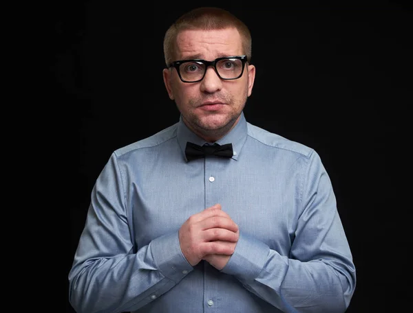 Miserável homem vestindo óculos e laço — Fotografia de Stock