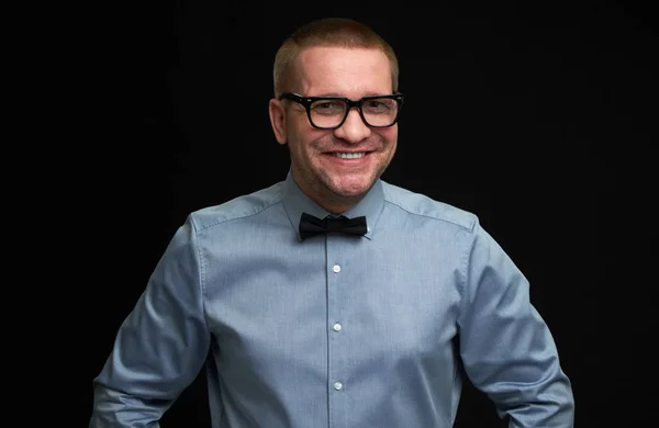 Fröhlicher Hipster-Mann in lässiger Brille — Stockfoto