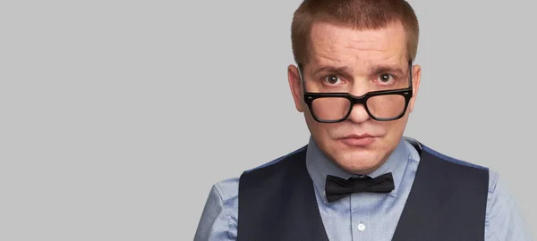 Handsome guy in glasses and bow tie — Stock Photo, Image