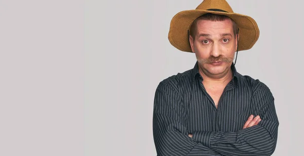 Hombre divertido con bigote usando camisa y sombrero —  Fotos de Stock