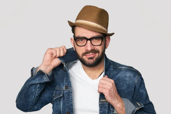 Hipster barbu en bonnet, veste en denim et lunettes — Photo