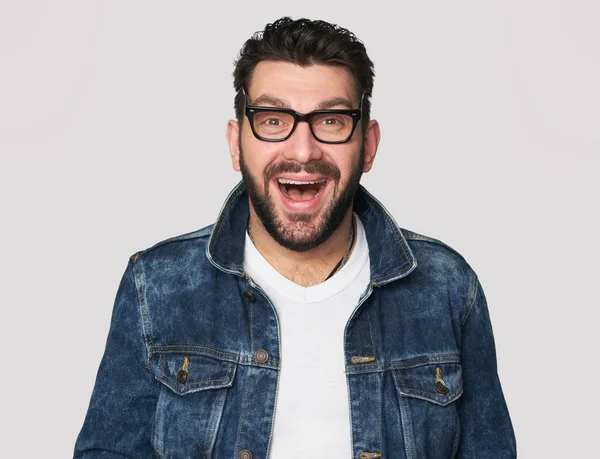 Hombre feliz con gafas y ropa de mezclilla — Foto de Stock