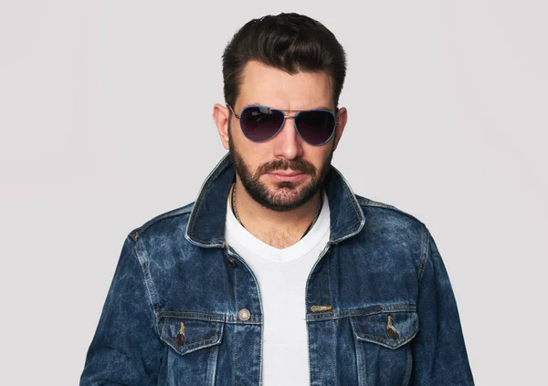 Guapo joven barbudo hombre en gafas de sol — Foto de Stock