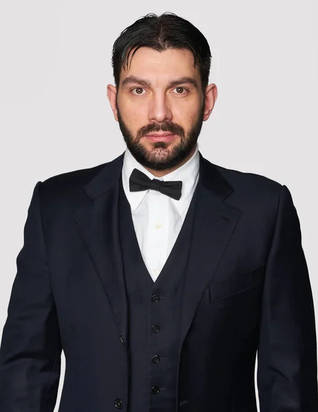 Szakállas ember visel klasszikus öltöny és a nyakkendő íj — Stock Fotó