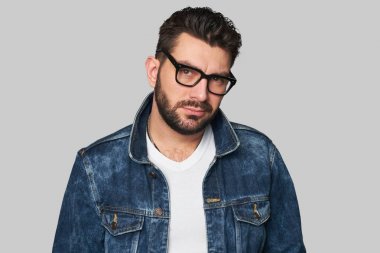 Casual adam denim ceket ve gözlük takıyor