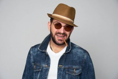 Sakallı yakışıklı sigara ile olan