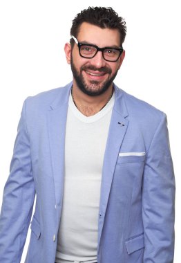 Mutlu neşeli hipster adam gülümsüyor