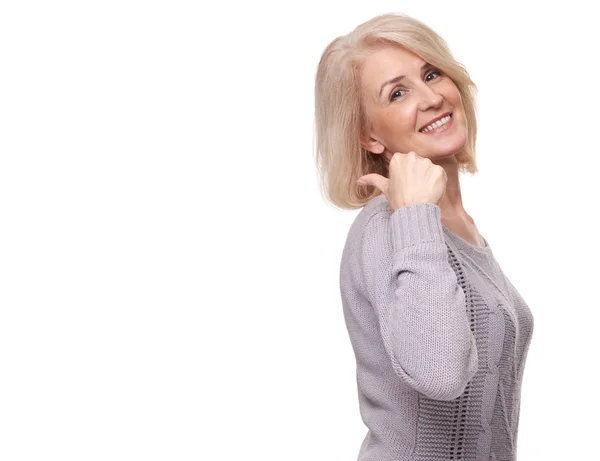 Mujer de mediana edad apuntando al fondo blanco —  Fotos de Stock