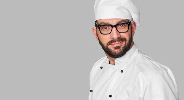 Jonge mannelijke chef-kok geïsoleerd op wit — Stockfoto